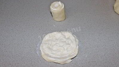 лепешки из слоеного теста катлама