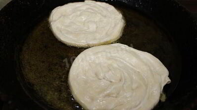 лепешки из слоеного теста катлама