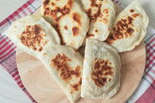 Лепешки с начинкой из сыра и шпината