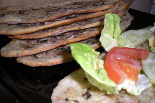 Лепешки с пармезаном, мятой и песто из молодого лука