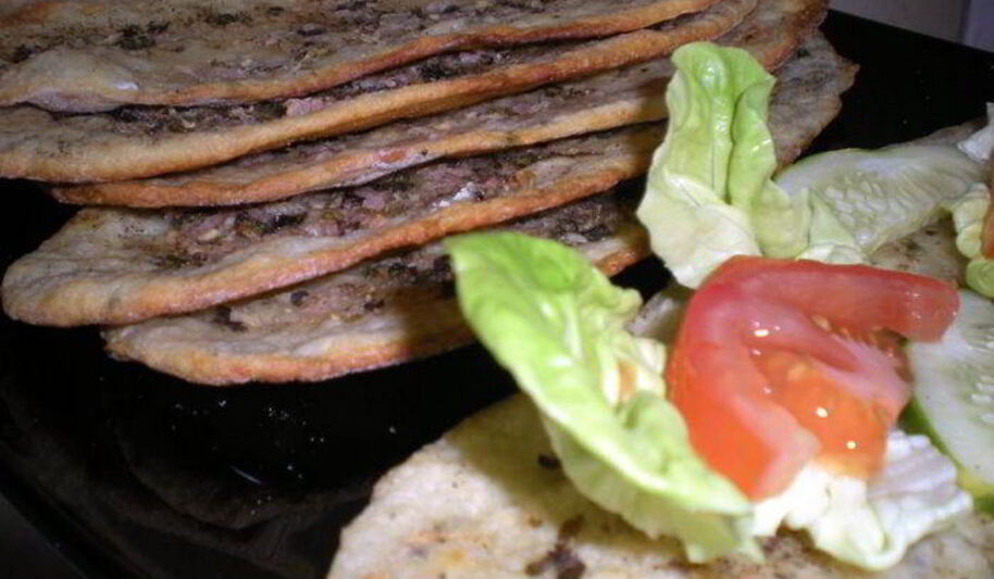 Рецепт лепешек с пармезаном, мятой и песто из молодого лука