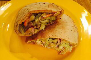 Сочная пита с курицей и салатом