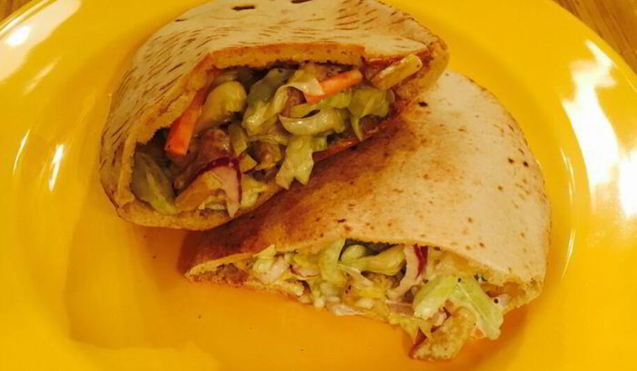 Рецепт сочной питы с курицей и салатом