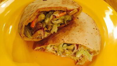 сочная пита с курицей и салатом