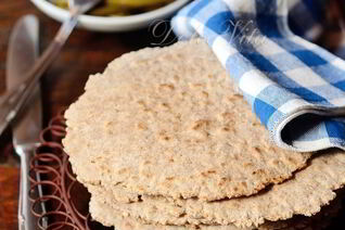 Тонкие пшенично-ржаные лепешки с орехами