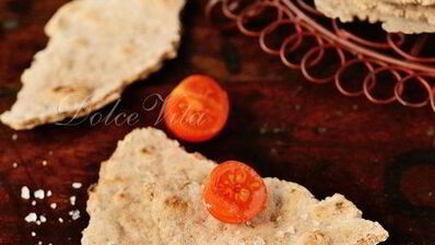 тонкие пшенично-ржаные лепешки с орехами