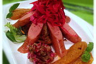 Вегетарианские сосиски с квашеной капустой на лепешке из кабачков с яблочно-морковным пюре