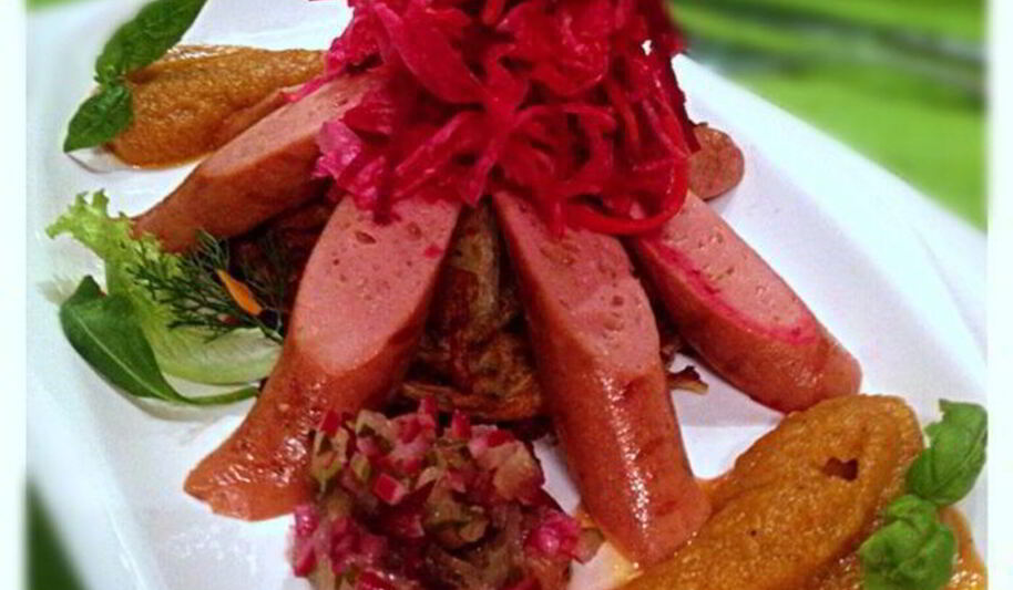 Рецепт вегетарианские сосиски с квашеной капустой на лепешке из кабачков с яблочно-морковным пюре