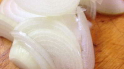 вегетарианские сосиски с квашеной капустой на лепешке из кабачков с яблочно-морковным пюре