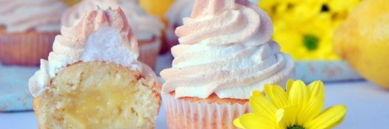 Лимонные маффины с курдом и меренгой