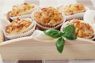 Маффины из слоеного теста с ветчиной и сыром