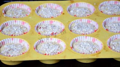 маффины с овсяными хлопьями и смородиной