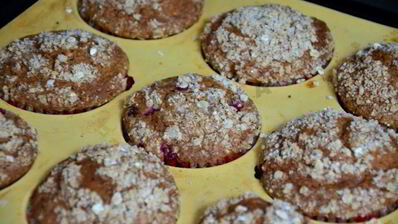 маффины с овсяными хлопьями и смородиной