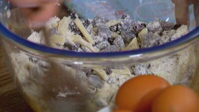 маффины с шоколадом и вяленой вишней