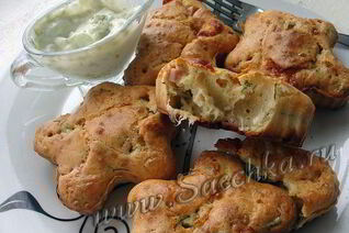 Несладкие маффины с брынзой, зеленым луком и укропом