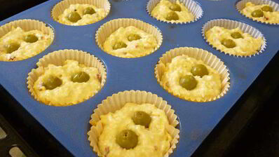 сырные маффины с паприкой и оливками