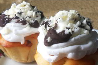 Вишневые маффины со сливками