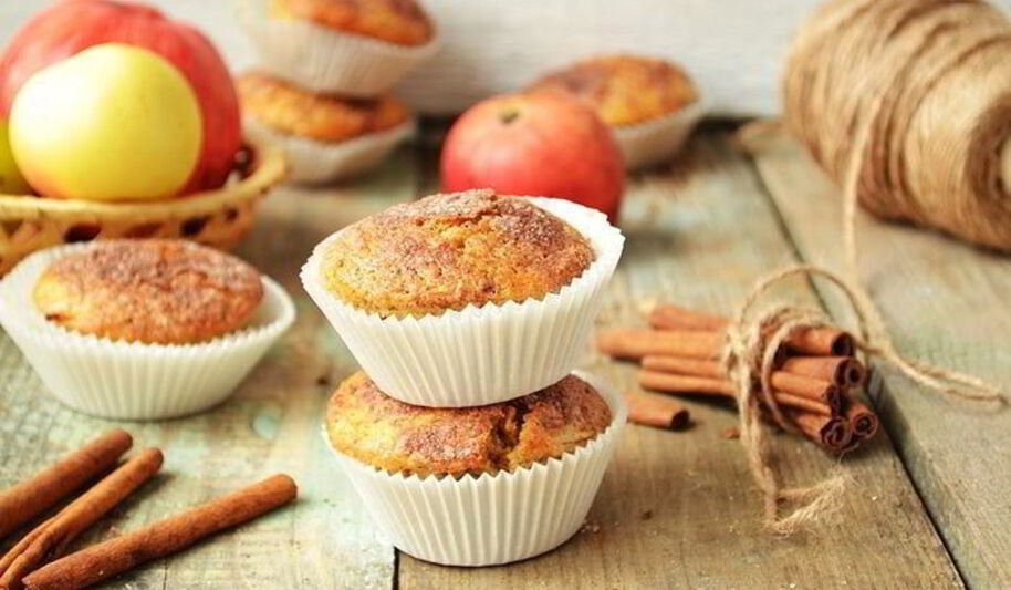 Рецепт яблочных маффинов с халвой и корицей