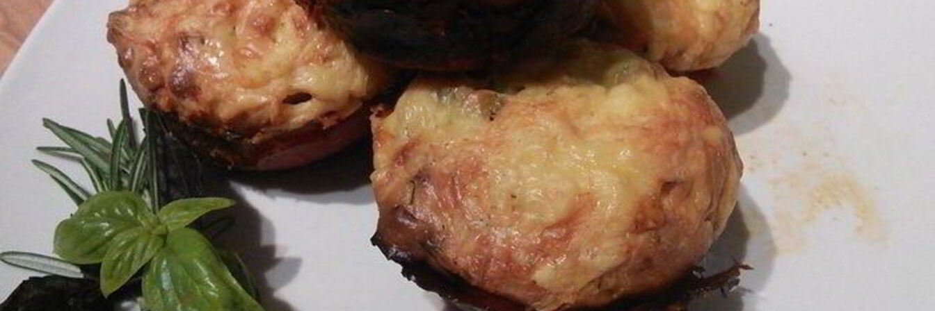 Закусочные маффины в стаканчиках из чоризо-салями