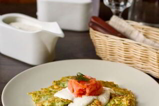 Кабачковые оладьи со сметанным соусом и лососем