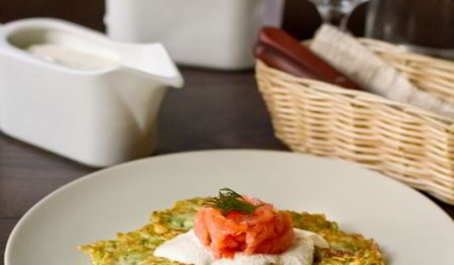 Рецепт кабачковых оладий со сметанным соусом и лососем