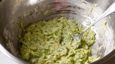 кабачковые оладьи со сметанным соусом и лососем