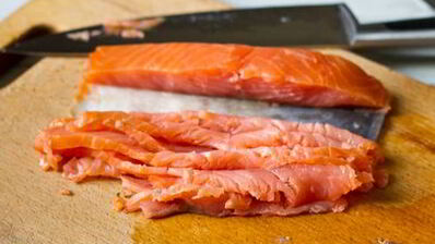 кабачковые оладьи со сметанным соусом и лососем