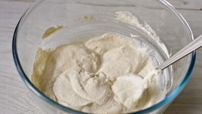 кабачковые оладьи со сметанным соусом и лососем