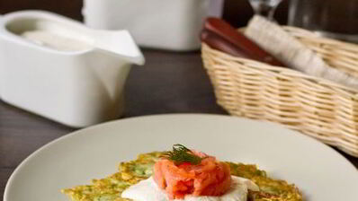 кабачковые оладьи со сметанным соусом и лососем