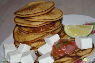 Кукурузные оладьи с острой сальсой