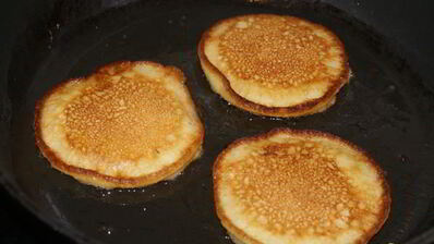 кукурузные оладьи с острой сальсой