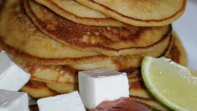 кукурузные оладьи с острой сальсой