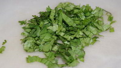 кукурузные оладьи с острой сальсой