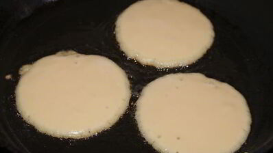 кукурузные оладьи с острой сальсой