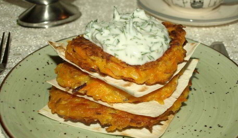 Рецепт морковные оладьи на хрустящих крекерах с йогуртовым соусом