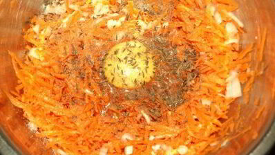 морковные оладьи на хрустящих крекерах с йогуртовым соусом