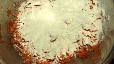 морковные оладьи на хрустящих крекерах с йогуртовым соусом