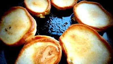 оладушки с карамельно-фруктовым припеком