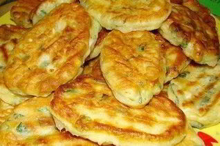 Оладьи на кефире с зеленым луком и яйцом