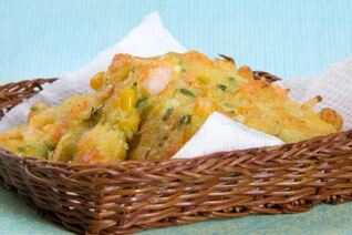 Оладьи с креветками и луком