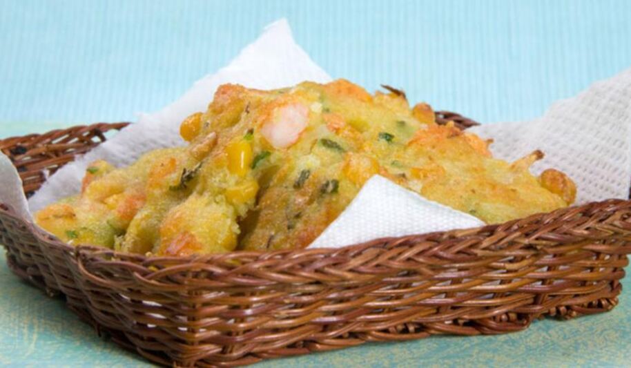 Рецепт оладий с креветками и луком