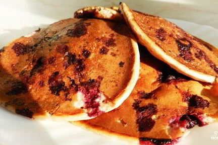 Овсяные оладьи с черной смородиной