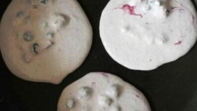 овсяные оладьи с черной смородиной