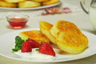 Сладкие оладьи на молоке и сухих дрожжах