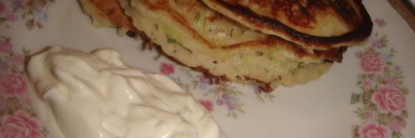 Сливочные оладьи с кабачками, зеленью и сыром