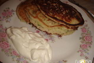 Сливочные оладьи с кабачками, зеленью и сыром