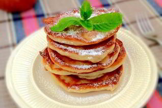 Творожные оладьи с яблоками