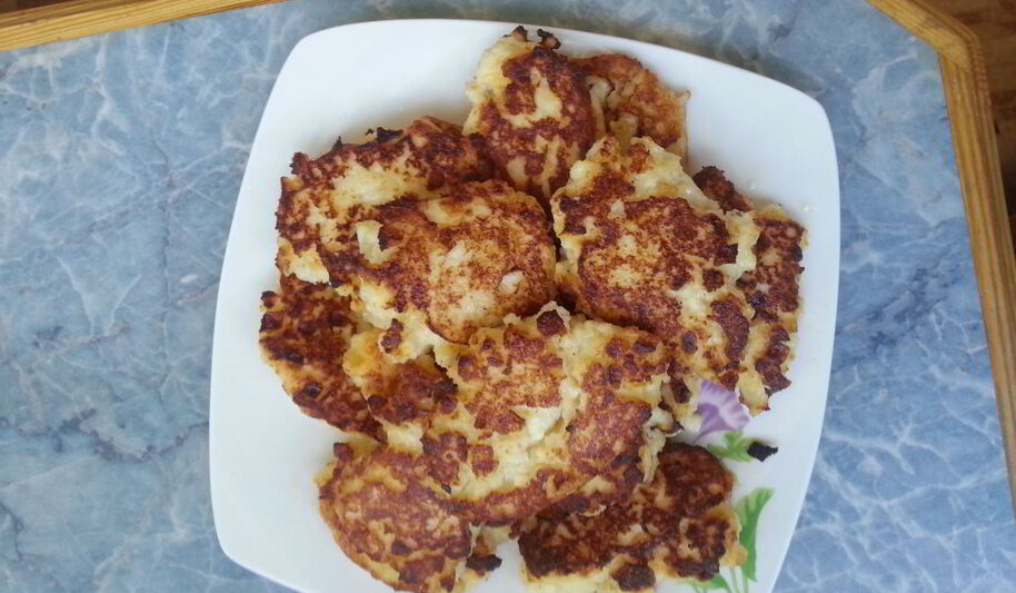 Рецепт яблочных оладий на манной каше