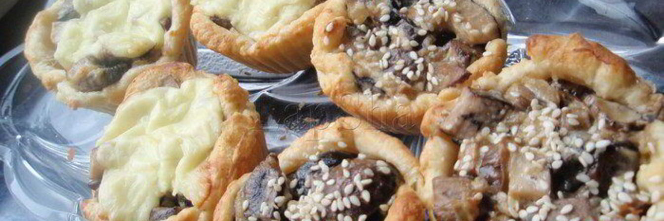 Открытые слойки с подосиновиками