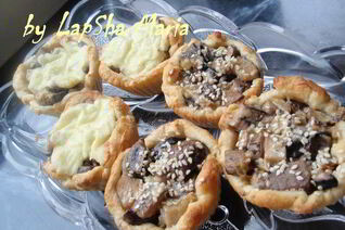 Открытые слойки с подосиновиками